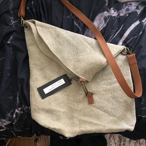 Side clasp woven shoulder bag